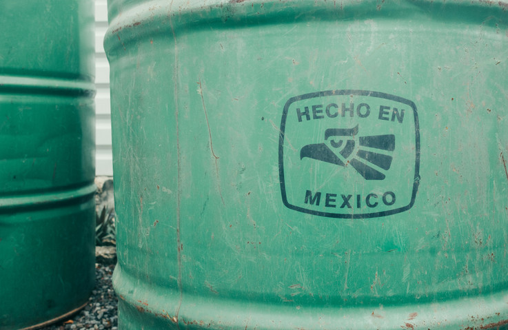 Fass auf dem Steht "Hecho en Mexico"