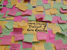 Post-It-Wand mit Wünschen für die Zukunft