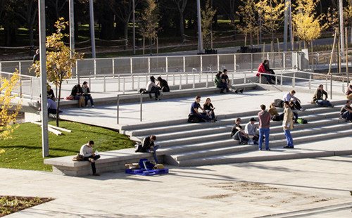 Studierende sitzen im Outdoorbereich vor dem LC Gebäude