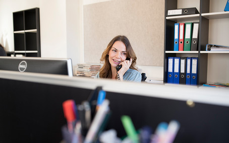 [Translate to English:] Eine Frau arbeitet im Büro