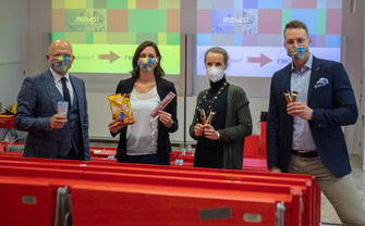 Dr. Nentwich mit Team im Praxisdialog