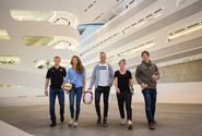 (v.li.n.re) David Kickert (Eishockey), Sophie Weber (Beachvolleyball), Dominik Kraihammer (Rennsport), Nadine Prohaska (Fußball) und David Obernosterer (Badminton)