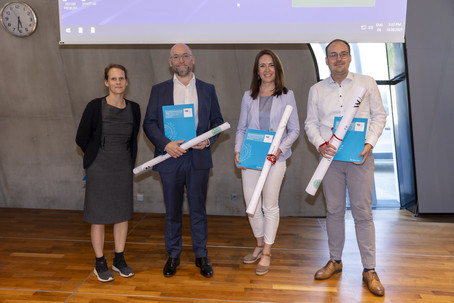 Preisträger*innen Innovative Lehre 2025 - Anthony Copnall, Magdalena Berecki-Pernkopf & František Tůma mit VR Margarethe Rammerstorfer