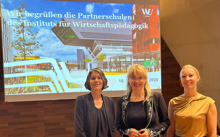 Kerstin Wurth-Konczer, Bettina Fuhrmann und Christiane Schopf vor der Verleihung der Partnerschulurkunden