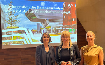 Kerstin Wurth-Konczer, Bettina Fuhrmann und Christiane Schopf vor der Verleihung der Partnerschulurkunden