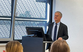 Dr. Werner Zdouc hält Vortrag