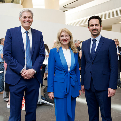 Prominenter Besuch beim 19. österreichischen Wirtschaftspädagogik-Kongress: BM Christoph Wiederkehr, WU-Rektor Rupert Sausgruber mit Bettina Fuhrmann vom Institut für Wirtschaftspädagogik 