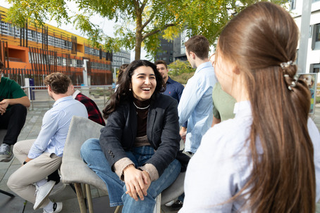 Studierende reden im Freien