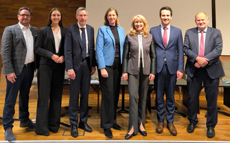 von links nach rechts: Dirk Loerwald, Hannah Scheidl, Jürgen Seifried, Barbara Eibinger-Miedl, Bettina Fuhrmann, Christoph Wiederkehr, Stefan Pichler