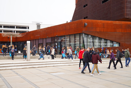 Besucher/innen bei einer Campusführung vor dem Gründungszentrum