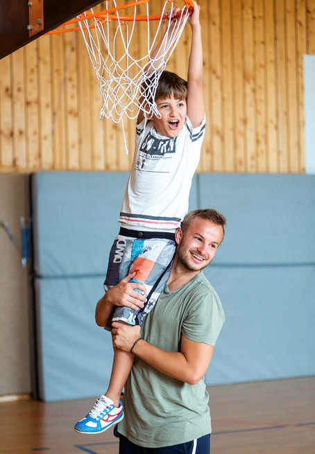 Buddys spielen Basketball