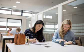 Zwei Studierende beim Lernen