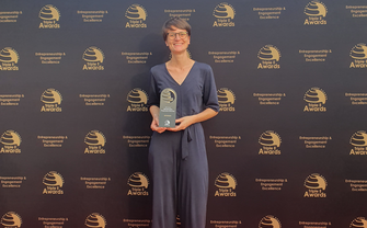 In Vertretung für die Sustainability Challenge nahm Anna-Maria Krulis (Sustainability Challenge Projektteam) den „SDG Education Programme of the Year“ Award beim ACEEU Stakeholder Forum in Barcelona entgegen.