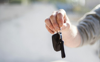 Eine Hand hält einen Autoschlüssel hoch