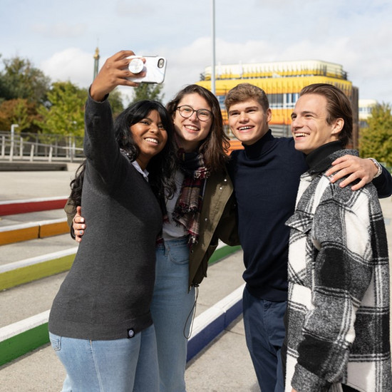 [Translate to English:] 4 Studierende machen ein Selfie