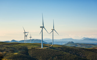 [Translate to English:] Foto von Windrädern auf einem Feld