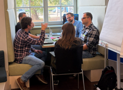 Das Team Die Campus Quanten beim Eingrenzen der Fragestellung.