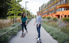 WU Wien Studierende beim Skateboarden