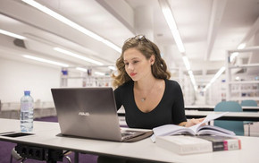 Studentin mit Laptop