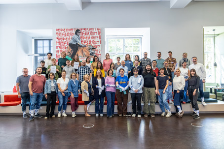 Gruppenfoto mit allen Teilnehmenden und dem Team des AI in Action Hackathons 2.0 im ExpLAB der Uni Mannheim.