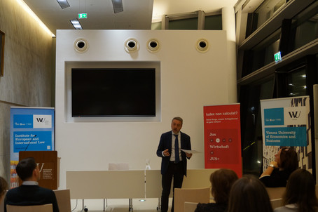 Prof. Sanchez Munoz beim Vortrag in der Galerie