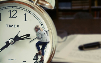 Bild mit Uhr und Frau