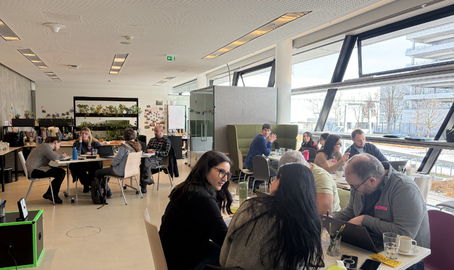 Bild zeigt Teilnehmende des Innovation Trainings in den Räumlichkeiten des Innovation Offices