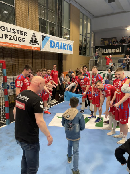 Buddies beim Handballmatch
