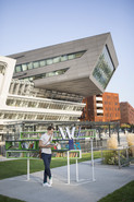 Student_vor_Buecherbox__c__WU_Raimo_Rudi_Rumpler.jpg