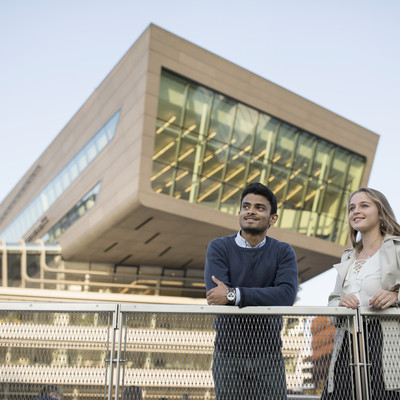 Kompass in einer Hand mit Landschaftshintergrund