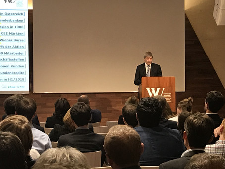 Dr. Johann Strobl mit seinem Vortrag bei der "WU matters.WU talks"-Veranstaltung: "200 Jahre F. W. Raiffeisen: Banking [not] for Profit?!"
