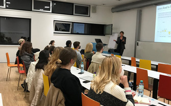 A picture showing students listening to Susanne Vockenhuber's lecture