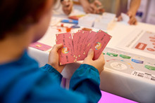 Kind mit Spielgeld