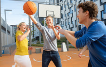 WU Wien students playing basketball