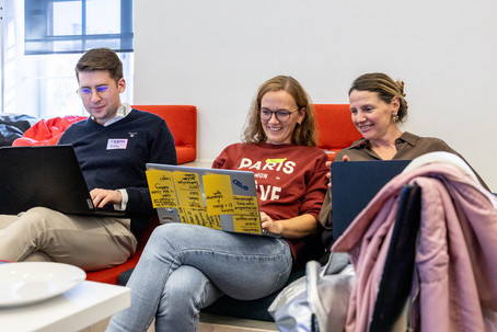 Die Teams tauchen tief in die Fragestellungen ein und tüfteln an ihren Prototypen.
