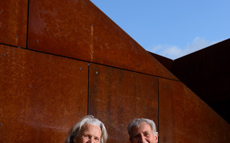 Zwei sitzende ältere Personen