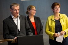 Wilfried Altzinger am Wort, im Hintergrund Karin Heitzmann und Sigrid Stagl