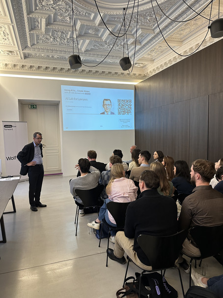 [Translate to English:] presentation on Large Language Models by Niklas Schmidt