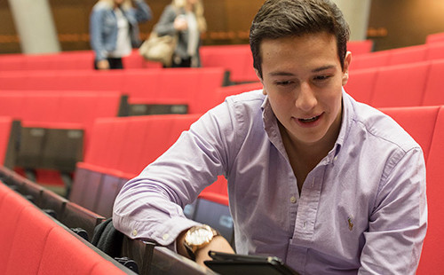 Zwei Studierende sitzen im Audimax