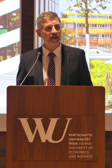 Prof. Kofler während der Präsentation