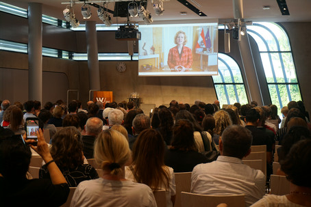 Hier zu sehen ist beispielsweise das Grußwort von Eva-Maria Holzleitner, Bundesministerium für Frauen, Wissenschaft und Forschung