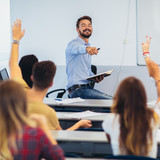 Ein lehrer vor vielen Schülern