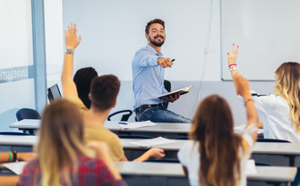 Ein lehrer vor vielen Schülern