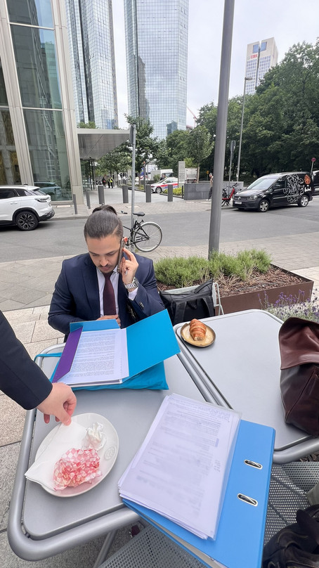 [Translate to English:] Moot Court single person in front of the building