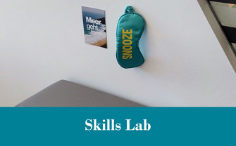 Foto Ruhebereich mit Schlafmaske mit Aufschrift "Snooze"