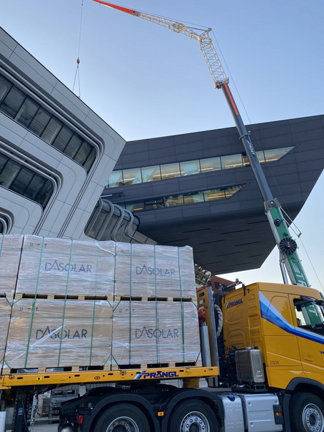 [Translate to English:] Anlieferung der PV Anlagen