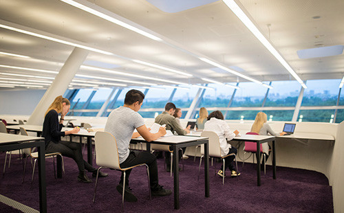 Studierende lernen in der Bibliothek im LC Gebäude
