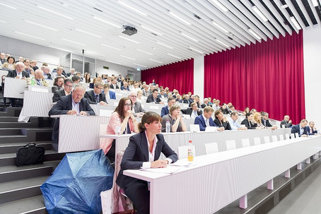 Publikum einer Session bei der 18. Internationalen Genossenschaftswissenschaftlichen Tagung in Luzern 