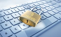 Tastatur auf der ein Vorhängschloß mit DSGVO-Gravur liegt