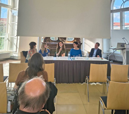 Dies ist ein Bild der Speaker im zweiten Panel beim Symposium.